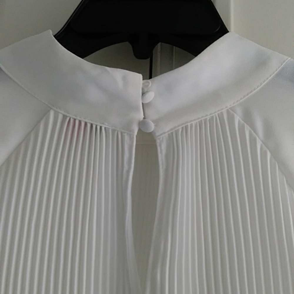 NWT white top flowy at the bottom - Picture 5 of 7